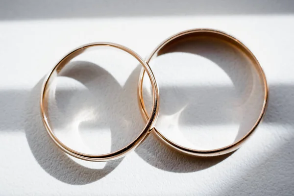 Dois anéis de noivado de ouro casamento tradicionais close-up — Fotografia de Stock