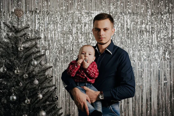 Neonato figlio e padre all'albero di Natale — Foto Stock
