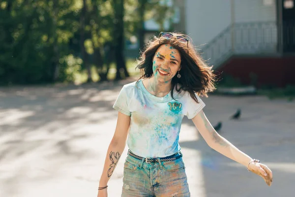 Vichuga, Ρωσία - 17 Ιουνίου 2018: Φεστιβάλ Holi χρώματα. Πορτρέτο ενός νεαρού κοριτσιού ευτυχισμένη — Φωτογραφία Αρχείου