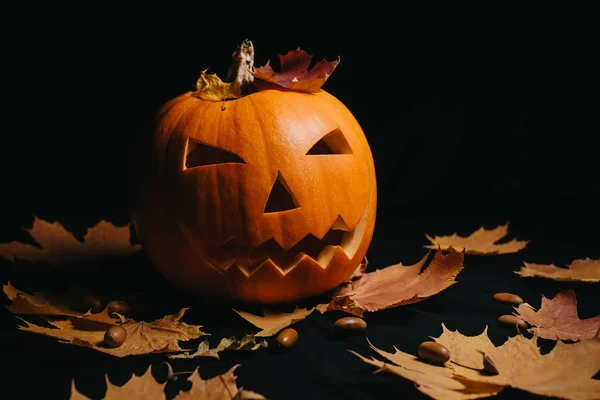 Composizione Halloween Con Foglie Autunnali — Foto Stock