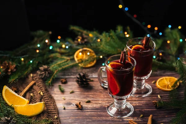 Mulled κρασί, Χριστουγεννιάτικο ρόφημα με προσθήκη αρωματικών μπαχαρικών, εσπεριδοειδών — Φωτογραφία Αρχείου