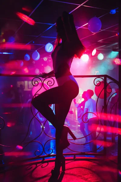 Go-Go-Tänzerin posiert in einem Nachtclub auf der Bühne — Stockfoto