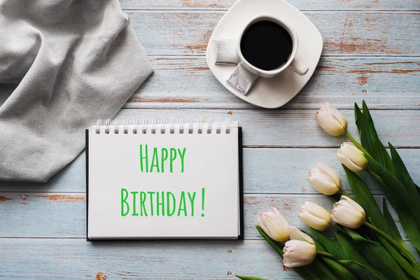 Поздравительная открытка с надписью "С днем рождения". Букет белых цветов Тюльпан с чашкой кофе — стоковое фото