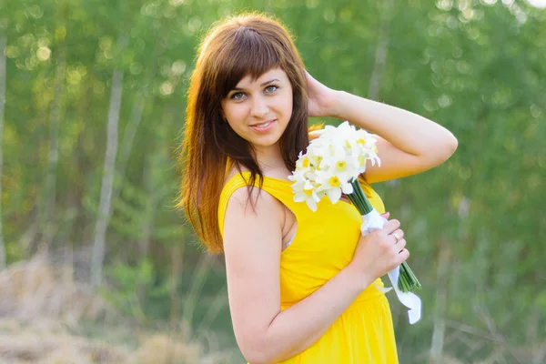 Felice ragazza sorridente con un mazzo di fiori all'aperto — Foto Stock