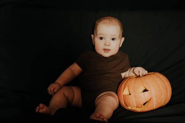 Petit garçon assis avec Halloween citrouille Jack — Photo