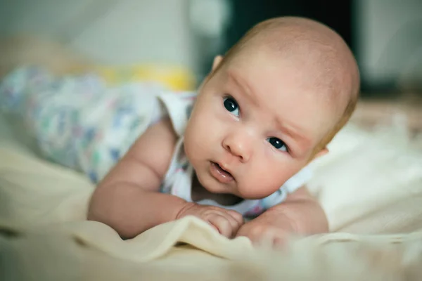 Pequeno recém-nascido caucasiano menino branco deitado — Fotografia de Stock