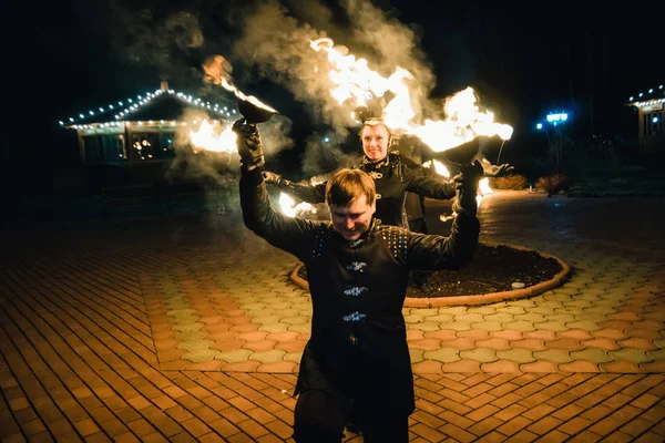 SEMIGORYE, IVANOVO OBLAST, RUSIA - 28 DE ABRIL DE 2017: Espectáculo de fuego con antorchas centelleantes de artistas profesionales — Foto de Stock