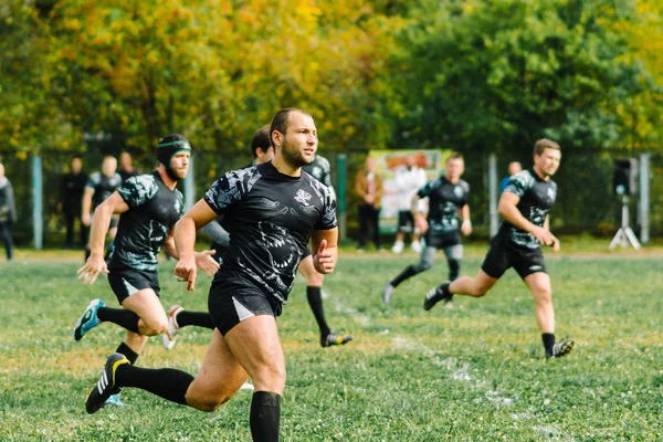 IVANOVO, RÚSSIA - 12 de setembro de 2015: Campeonato de Rugby Masculino entre as equipes White Shark e Flagship — Fotografia de Stock