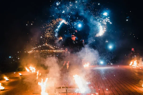 Semigorye, Ivanovo Oblast, Rusya - 16 Temmuz 2016: Yanan meşalelerle profesyonel sanatçılardan oluşan ekipten tehlikeli ateş gösterisi — Stok fotoğraf