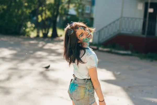 Wiczuga, Federacja Rosyjska - 17 czerwca 2018 r.: Festiwal kolorów Holi. Portret młodej dziewczyny, szczęśliwy — Zdjęcie stockowe
