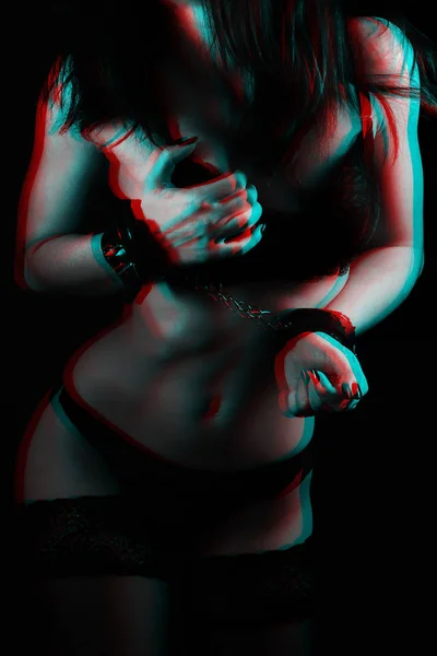 Сексуальная покорная девушка в нижнем белье с руками в наручниках страстно сжимает свою большую грудь — стоковое фото