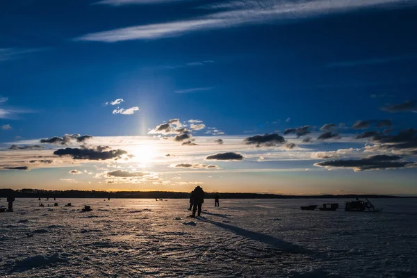 Silhouettes of a group of men fishermen on winter fishing — Stock Photo, Image