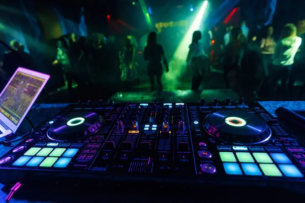 Controlador profissional do misturador do DJ para misturar a música em uma discoteca — Fotografia de Stock