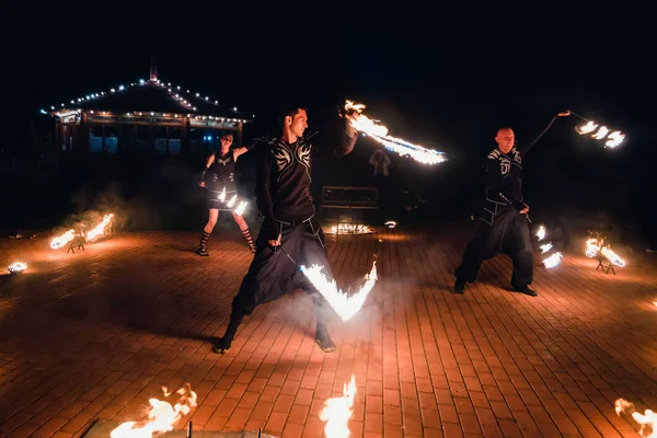 Semigorye, Ivanovo Oblast, Rusya - 16 Temmuz 2016: Yanan meşalelerle profesyonel sanatçılardan oluşan ekipten tehlikeli ateş gösterisi — Stok fotoğraf