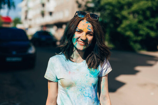 ВИЧУГА, РОССИЯ - 17 июня 2018 года: Фестиваль красок Холи. Портрет молодой счастливой девушки
