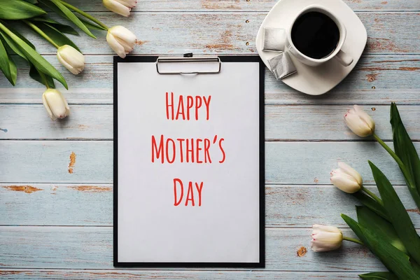 Ευχετήρια κάρτα με γράμματα ευτυχισμένη μέρα της μητέρας. Μπουκέτο λουλουδιών λευκής τουλίπας με ένα φλιτζάνι καφέ — Φωτογραφία Αρχείου