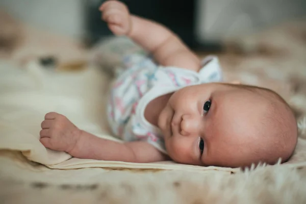 Liten nyfödd vit liten pojke som ljuger — Stockfoto