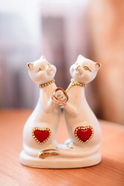 Два золотых свадебных традиционных кольца на фигурках — стоковое фото