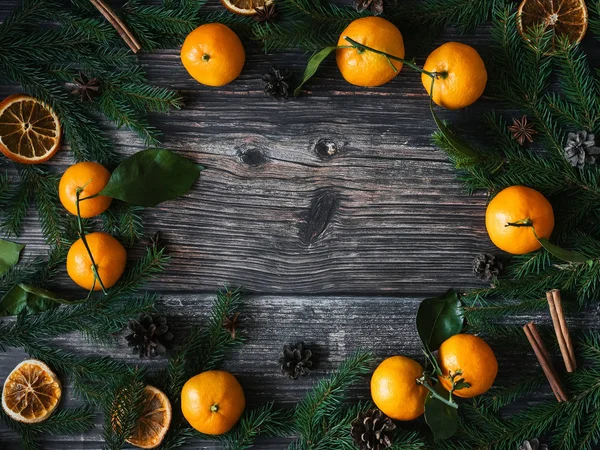 Mandarins, köknar dalları ve çam kozalağı ile Noel arka plan — Stok fotoğraf