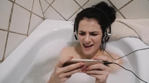 Mooie Vrouw Koptelefoon Zingen Bath — Stockvideo