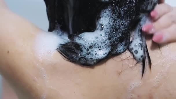 Widok Zwolnionym Tempie Kobieta Mycia Głowy — Wideo stockowe