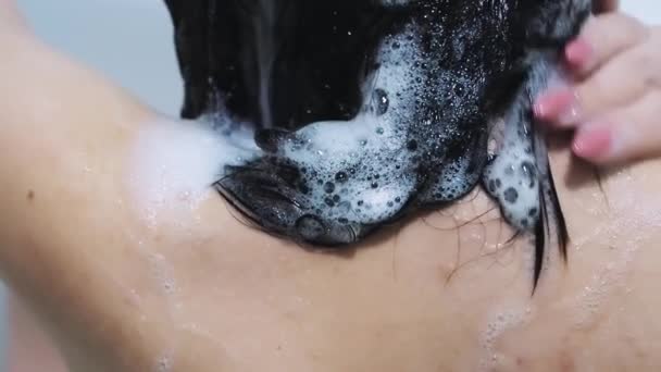 Slow Motion View Van Vrouw Wassen Haar Hoofd — Stockvideo