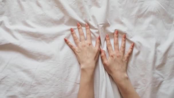 年轻夫妇情人的双手亲密拉白床单在床上狂喜 — 图库视频影像
