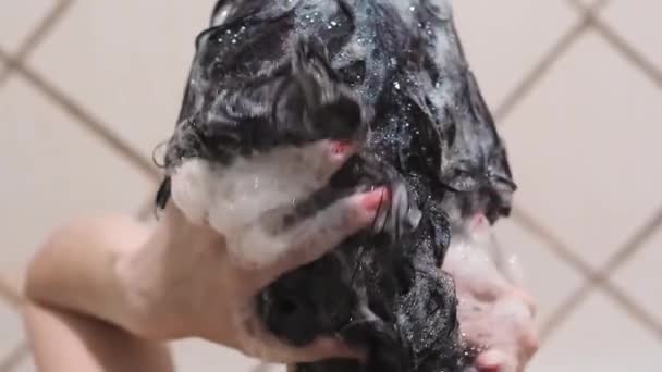 Slow Motion View Van Vrouw Wassen Haar Hoofd — Stockvideo