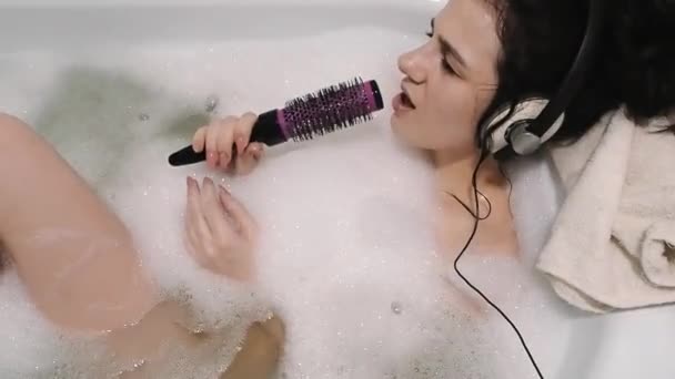 Hermosa Mujer Auriculares Cantando Con Cepillo Pelo Baño — Vídeos de Stock