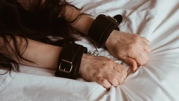 Frauenhände Lederhandschellen Für Sexuelle Spiele Mit Unterwerfung Und Dominanz Beim — Stockvideo