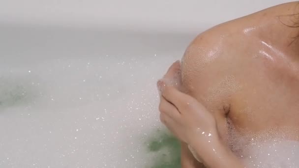 慢动作视图的妇女洗她的肩膀在洗澡 — 图库视频影像