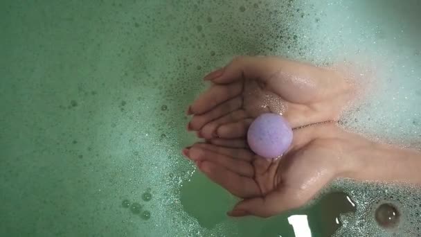 Красивая брюнетка сексуально ласкает свою ногу и поет в ванной с пеной — стоковое видео