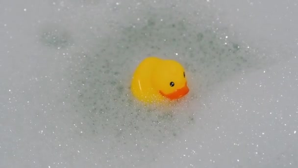 Gelbe Ente Bad Mit Schaum — Stockvideo