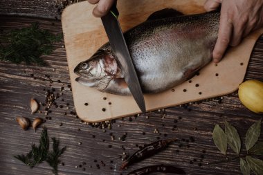 erkek elleri kırmızı balık Tahta kesti