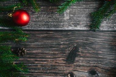 Kırmızı topları, çam dalları ve çam kozalakları Noel arka plan