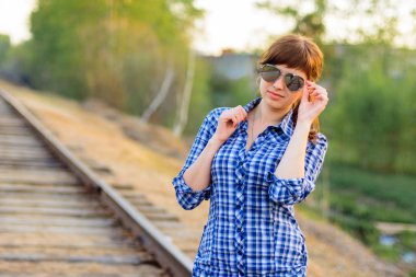 Yazın güneş gözlüklü ve gömlekli genç kız.