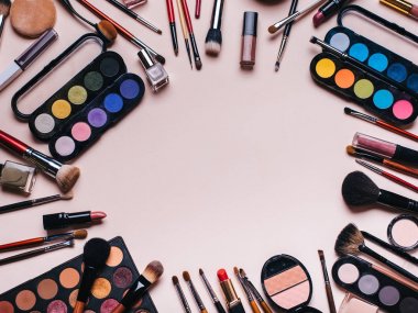 profesyonel kozmetik seti, makyaj ürünleri ve kadın güzelliği için aksesuarlar. Fırçalar, gölgeler, ruj, toz, allık