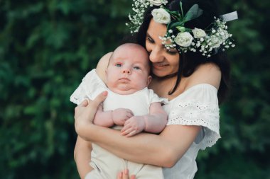 Mutlu genç beyaz anne yeni doğan oğlu oğlu hugs