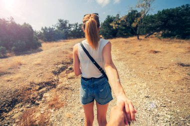 kız arkadaşı bir Yürüyüş gezisinde erkek arkadaşının eli