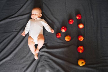 Yeni doğan bir çocuk dört aylık. Beyaz gömlek beyaz çocuk