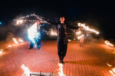 Semigorye, Ivanovo Oblast, Rusya - 16 Temmuz 2016: Yanan meşalelerle profesyonel sanatçılardan oluşan ekipten tehlikeli ateş gösterisi