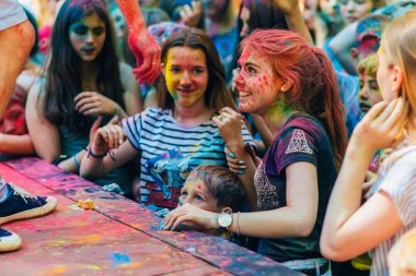 Vichuga, Rusya - 17 Haziran 2018: Mutlu yüzler boya renkleri Holi Festivali kızlarla