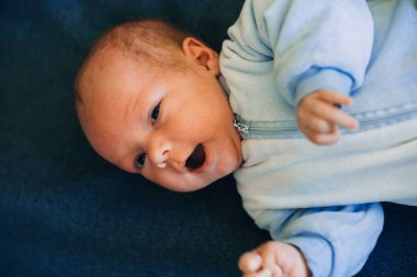 Yeni doğan bebek oğlum yalan üzerine mavi kumaş