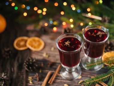 masada Noel dekor ile portakal dilimleri, tarçın çubukları ve baharatlar ile mulled şarap bardak