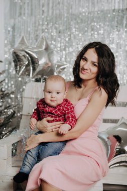 Genç Anne ve oğlu. Kadın ve yeni doğan erkek bebek