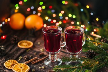 masada Noel dekor ile portakal dilimleri, tarçın çubukları ve baharatlar ile mulled şarap bardak