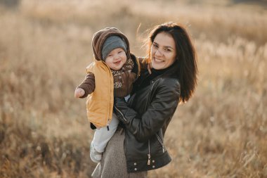 Mutlu anne ve oğul. Gülen genç kız bebeğine sarıldı