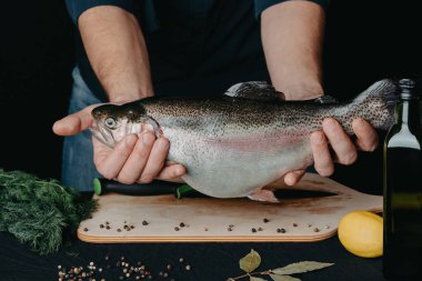 gökkuşağı alabalık eller şef yakın çekim Kurulu baharatlar üzerinde