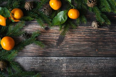 Mandalina, çam dalları ve koniler ile Noel arka plan. Dekoratif kış çerçeve