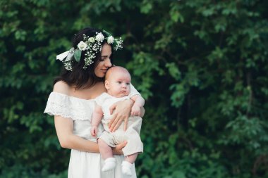 Mutlu genç beyaz anne yeni doğan oğlu oğlu hugs